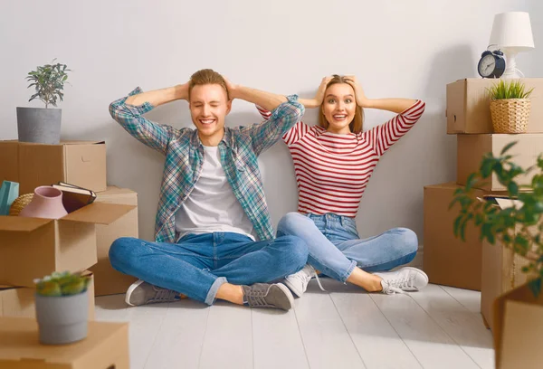 couple moving to new apartment