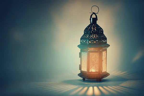 Lanterne arabe avec bougie allumée — Photo