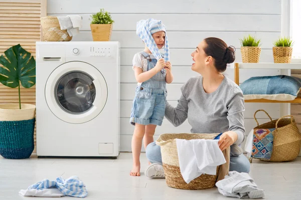 Famiglia fare il bucato — Foto Stock