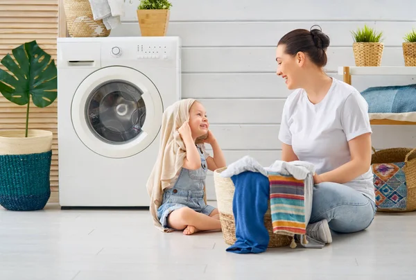 Familia haciendo lavandería — Foto de Stock