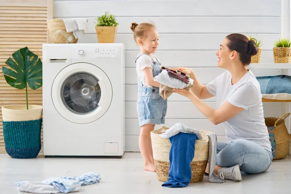 Famille faire la lessive — Photo