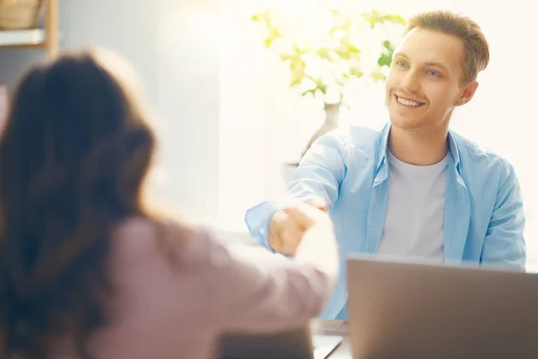 Mann und Frau im Büro — Stockfoto