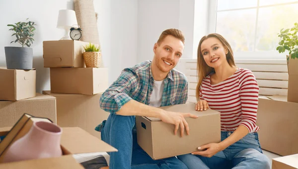 couple moving to new apartment