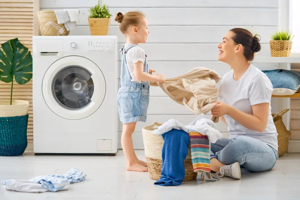 Familie beim Wäschewaschen — Stockfoto