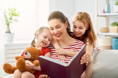 Anne kızları için bir kitap okuma