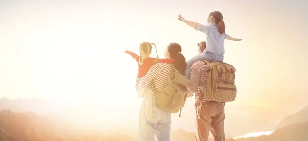 Gelukkige familie bij zonsondergang. — Stockfoto