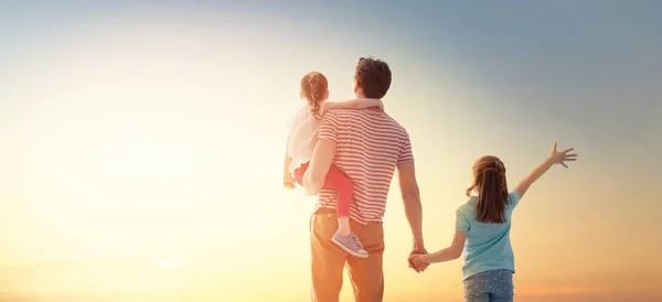 Happy family at sunset. — Stock Photo, Image