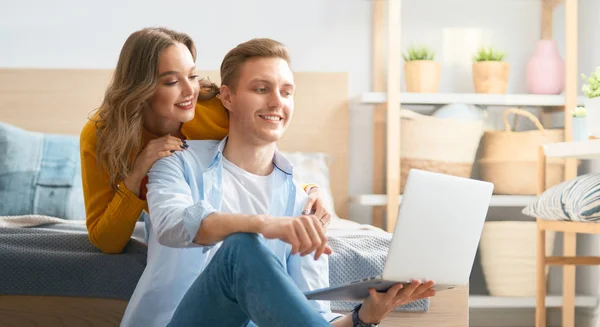 Casal está usando um laptop — Fotografia de Stock