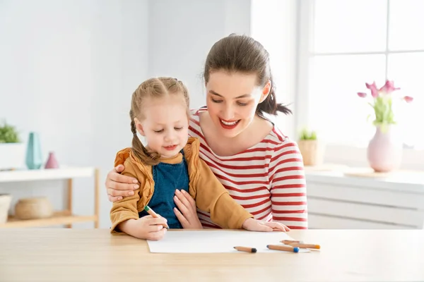 Mother and daughter drawing — Stock Photo, Image