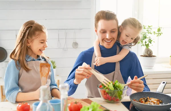 Familia feliz en la cocina. — Foto de Stock