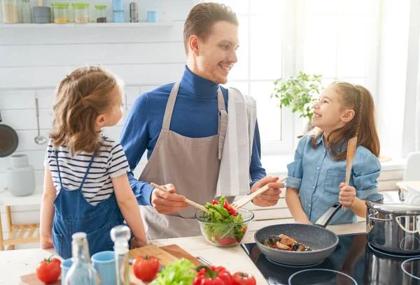 Счастливая семья на кухне. — стоковое фото