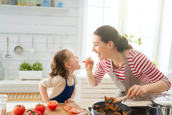 Familia feliz en la cocina. — Foto de Stock