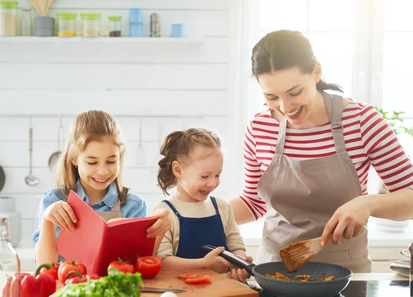 Щаслива сім'я на кухні . — стокове фото
