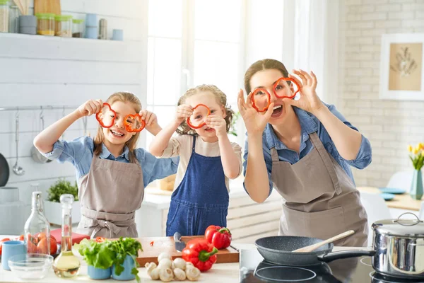 Mutfakta mutlu bir aile. — Stok fotoğraf