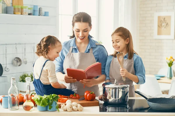 Mutfakta mutlu bir aile. — Stok fotoğraf