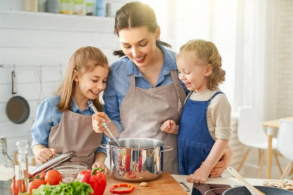 Glückliche Familie in der Küche. — Stockfoto