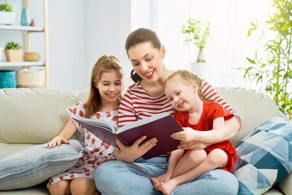 Mother reading a book to daughters — Stock Photo, Image