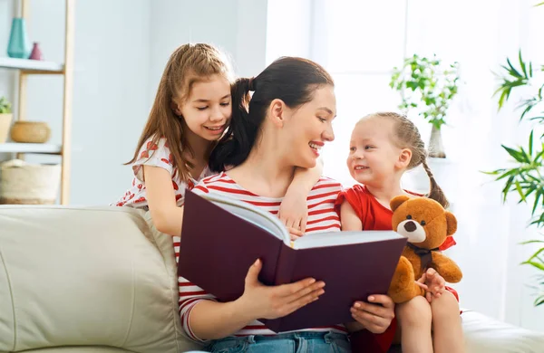 Mutter liest Töchtern ein Buch vor — Stockfoto