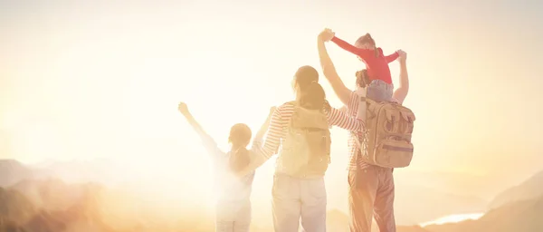 Família feliz ao pôr do sol . — Fotografia de Stock