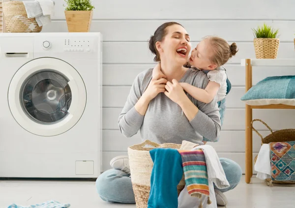 Familia haciendo lavandería — Foto de Stock