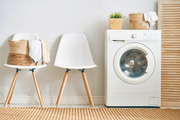 Wasruimte met een wasmachine — Stockfoto