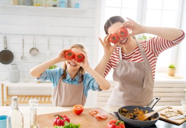 Mutfakta mutlu bir aile.