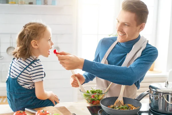 Familia feliz en la cocina. — Foto de Stock