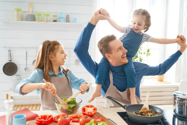 Familia feliz en la cocina. — Foto de Stock