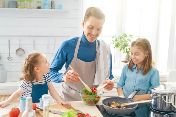 Happy family in the kitchen. — Stock Photo, Image