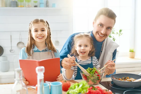 Happy family in the kitchen. — Stock Photo, Image