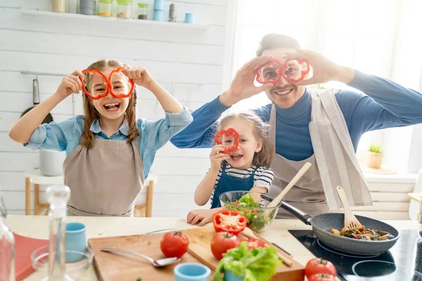 Glad familj i köket. — Stockfoto