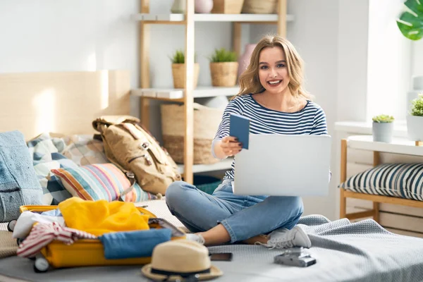 Mulher se preparando para a viagem — Fotografia de Stock