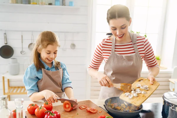 Familia feliz en la cocina. — Foto de Stock