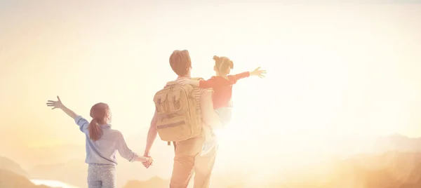 Gelukkige familie bij zonsondergang. — Stockfoto