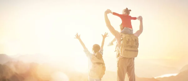 Família feliz ao pôr do sol . — Fotografia de Stock