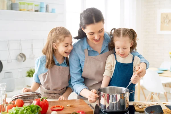 Boldog család a konyhában. — Stock Fotó