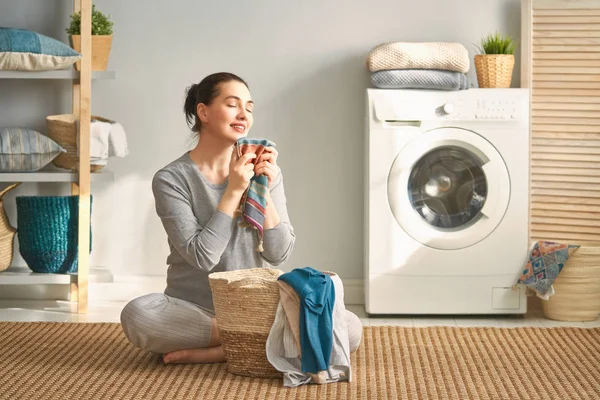 Vrouw is het doen van Wasserij — Stockfoto