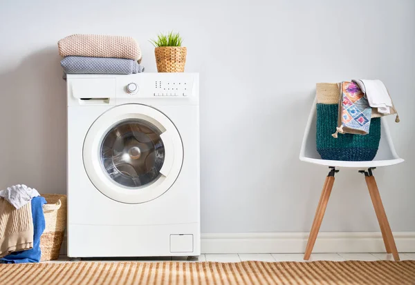 Waschküche mit Waschmaschine — Stockfoto