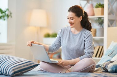 Dizüstü bilgisayarda çalışan bir kadın