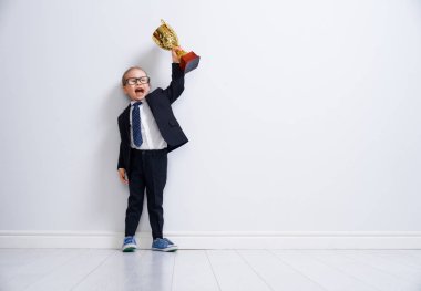 Küçük çocuk kazandı.