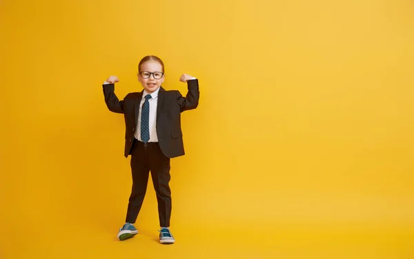 Kid på bakgrund av gula väggen — Stockfoto