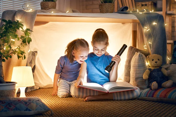 Les enfants lisent un livre — Photo