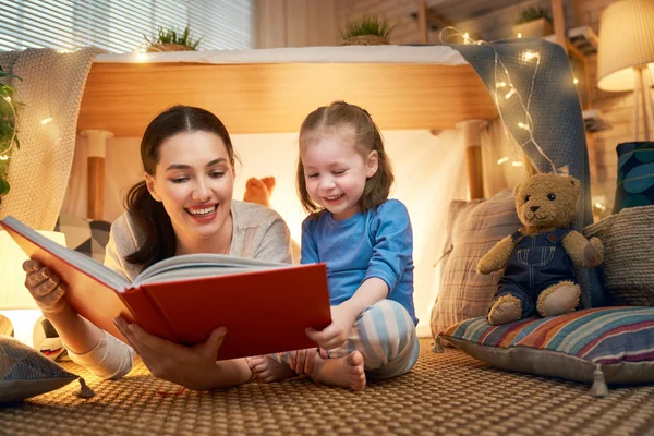 Moeder en kind lezen van een boek — Stockfoto