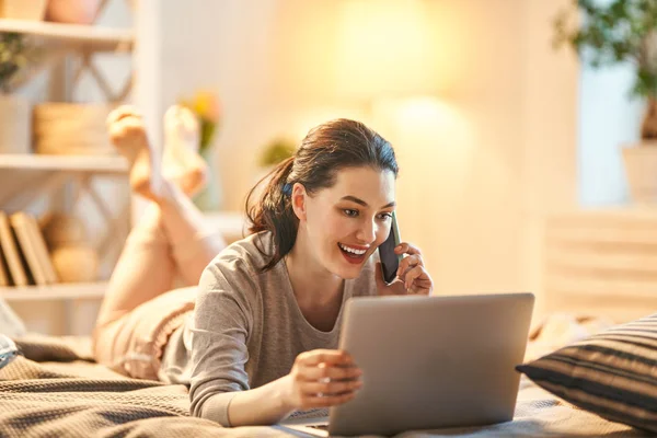 Vrouw werkt aan een laptop — Stockfoto