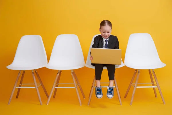 Dětská holčička pracující v počítači — Stock fotografie
