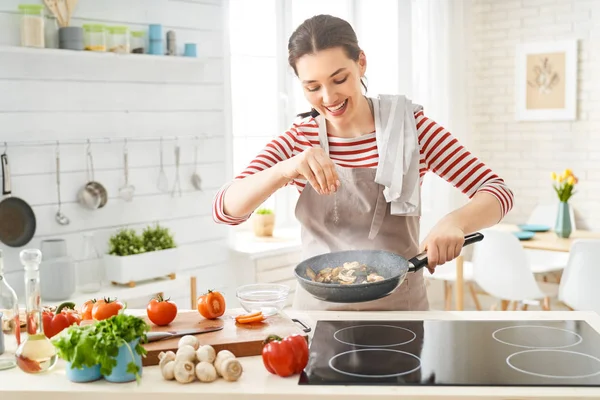 Kvinna förbereder rätt måltid — Stockfoto