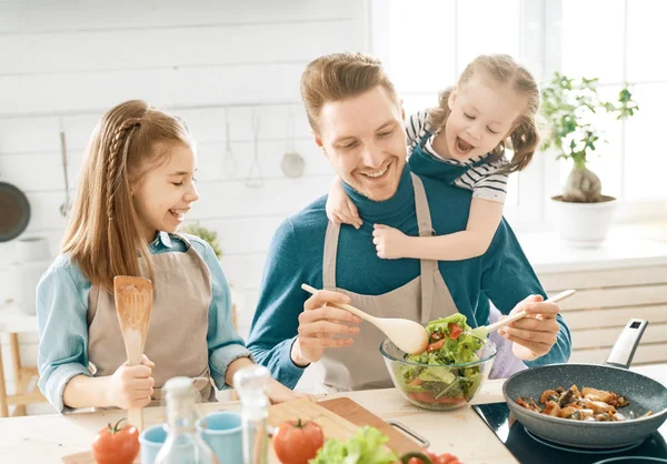 Mutfakta mutlu bir aile.