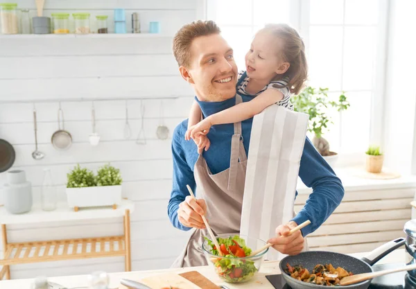 Glückliche Familie in der Küche. — Stockfoto