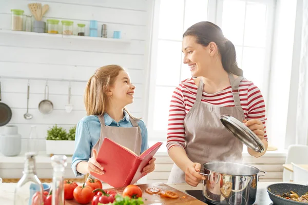 Familia feliz en la cocina. — Foto de Stock