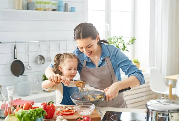 Familia feliz en la cocina. — Foto de Stock